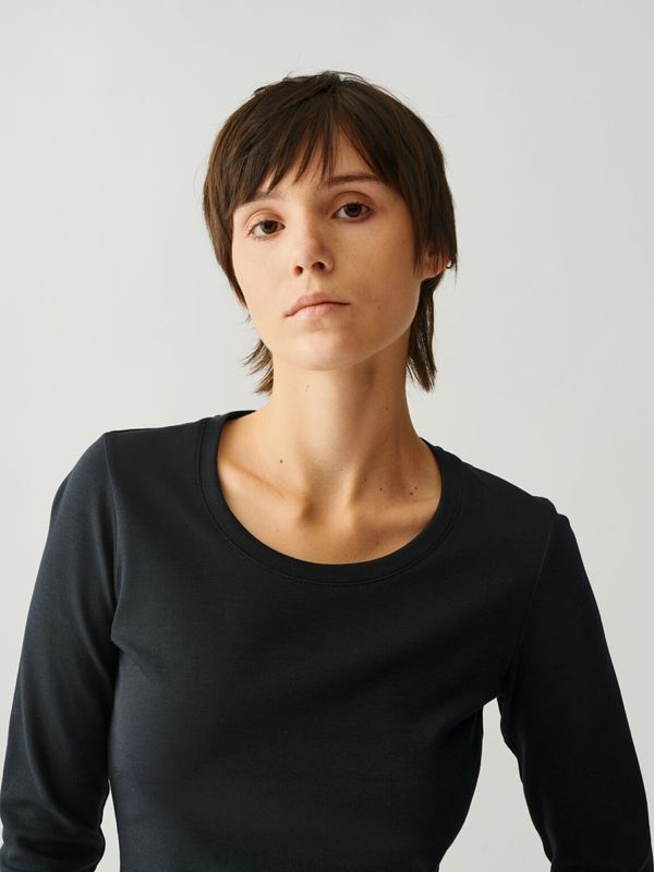 AMY ROUNDNECK LS black